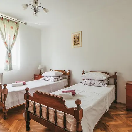 Beautiful Home In Grubine Сasa de vacaciones *